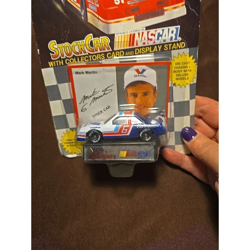 Mark Martin Valvoline #6 Stock Car with Card And Display Stand 1:64 NEW‎